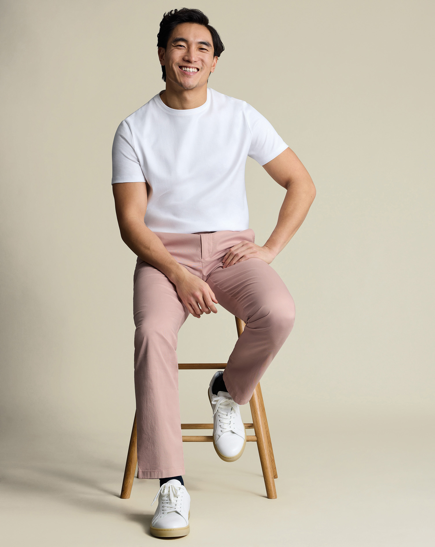 TRC0290PNK_MODEL_SEATED_01